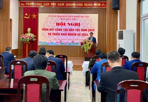 Đồng chí Nguyễn Nguyên Quân - Trưởng Ban Dân tộc Thành phố phát biểu tại Hội nghị tổng kết công tác dân tộc năm 2023